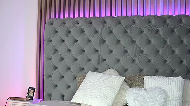 TiffanyMaze online show from February 12, 9:09 am