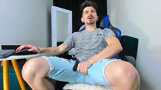 Snapshot of LiamCossio_ chatting on January 8, 11:30 pm LiamCossio  online show from January 8, 11:30 pm