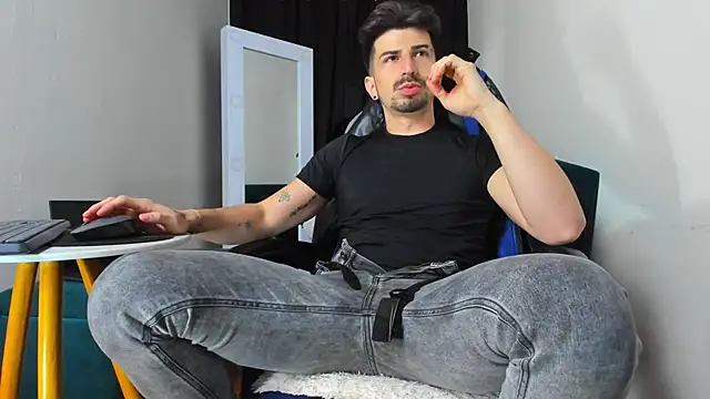 Snapshot of LiamCossio_ chatting on January 10, 6:42 am LiamCossio  online show from January 10, 6:42 am