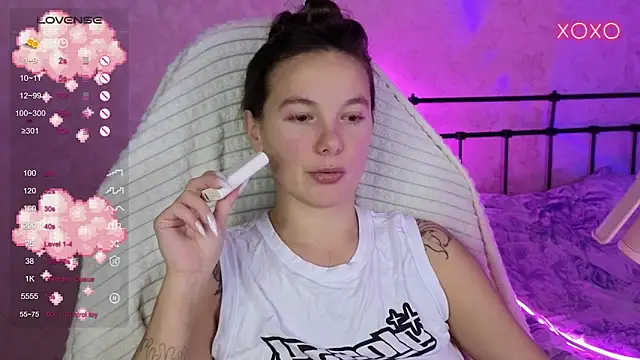 Snapshot of lil_luna_x chatting on October 12, 7:59 pm lil luna x online show from October 12, 7:59 pm