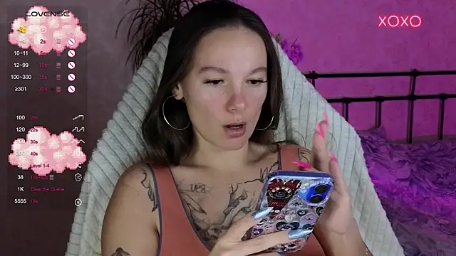 Snapshot of lil_luna_x chatting on December 2, 1:24 pm lil luna x online show from December 2, 1:24 pm