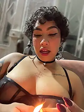 Snapshot of ZahaRoseee chatting on February 28, 12:21 am ZahaRoseee online show from February 28, 12:21 am