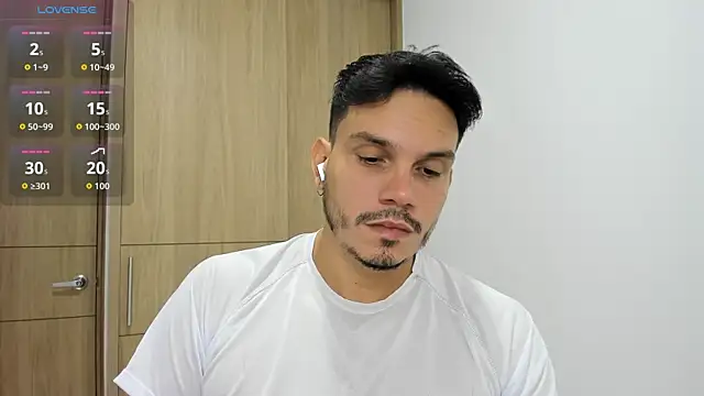 Snapshot of alejandro_stark chatting on October 22, 10:04 am alejandro stark online show from October 22, 10:04 am