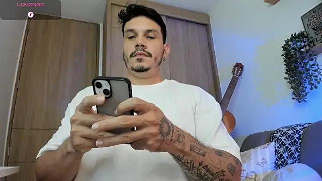 Snapshot of alejandro_stark chatting on June 18, 9:53 pm alejandro stark online show from June 18, 9:53 pm