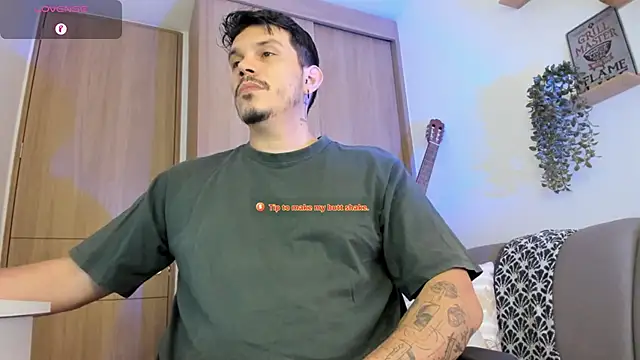Snapshot of alejandro_stark chatting on June 30, 9:37 pm alejandro stark online show from June 30, 9:37 pm