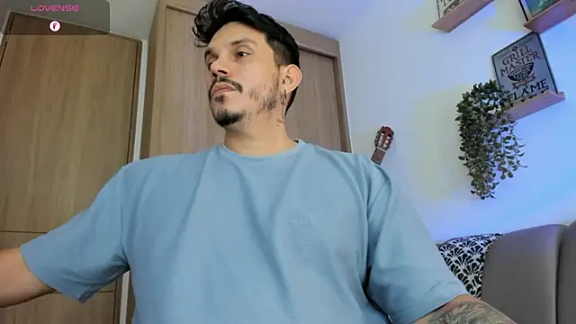 Snapshot of alejandro_stark chatting on June 24, 9:01 pm alejandro stark online show from June 24, 9:01 pm