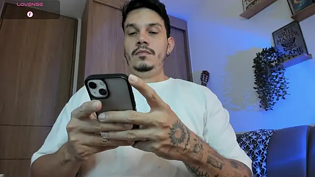 Snapshot of alejandro_stark chatting on June 29, 10:00 am alejandro stark online show from June 29, 10:00 am