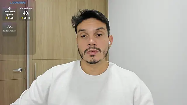 Snapshot of alejandro_stark chatting on October 18, 10:01 pm alejandro stark online show from October 18, 10:01 pm