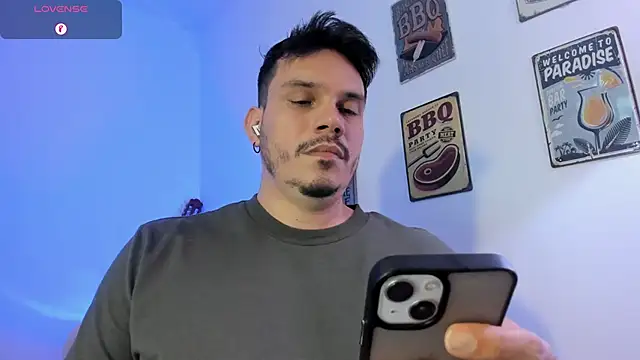 Snapshot of alejandro_stark chatting on February 6, 1:45 am alejandro stark online show from February 6, 1:45 am