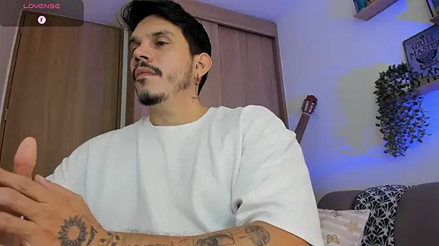 Snapshot of alejandro_stark chatting on July 17, 5:54 pm alejandro stark online show from July 17, 5:54 pm