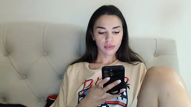 Snapshot of Mika_Gold chatting on November 6, 2:32 pm Mika Gold online show from November 6, 2:32 pm