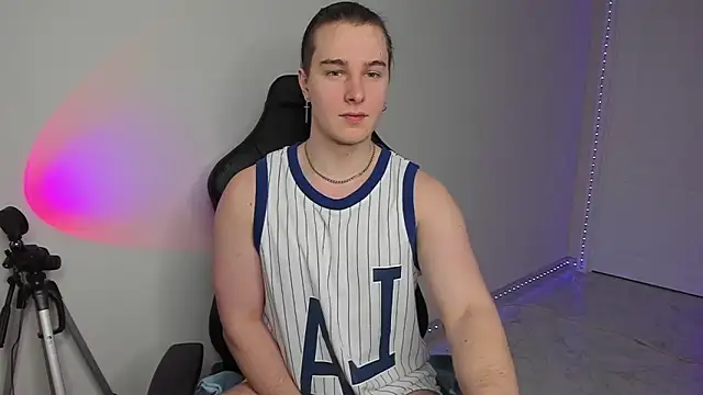 Snapshot of Vincent_Strong chatting on February 8, 3:00 pm Vincent Strong online show from February 8, 3:00 pm