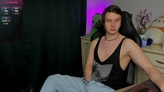 Snapshot of Vincent_Strong chatting on October 25, 8:35 am Vincent Strong online show from October 25, 8:35 am