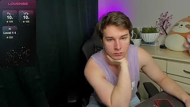 Snapshot of Vincent_Strong chatting on September 21, 8:19 am Vincent Strong online show from September 21, 8:19 am