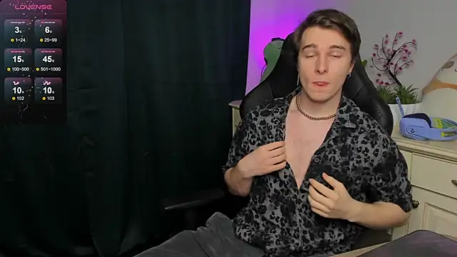 Snapshot of Vincent_Strong chatting on November 9, 8:18 am Vincent Strong online show from November 9, 8:18 am