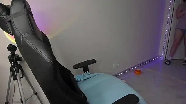 Snapshot of Vincent_Strong chatting on February 17, 7:47 am Vincent Strong online show from February 17, 7:47 am