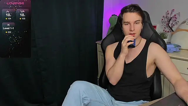 Snapshot of Vincent_Strong chatting on November 2, 8:19 am Vincent Strong online show from November 2, 8:19 am