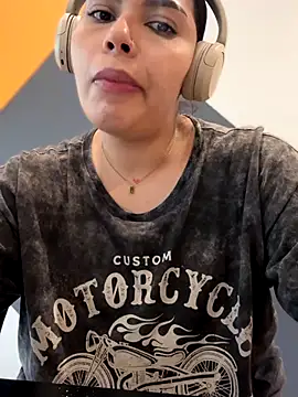 Snapshot of GigiiStone chatting on November 7, 2:10 pm GigiiStone online show from November 7, 2:10 pm