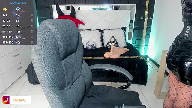 Snapshot of Kadarah chatting on March 12, 2:56 pm Kadarah online show from March 12, 2:56 pm