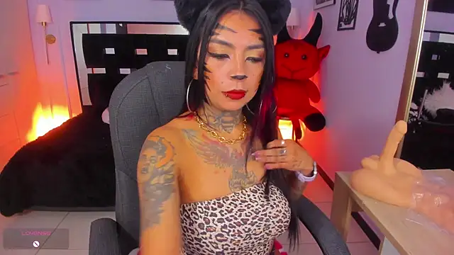 Snapshot of Kadarah chatting on October 22, 2:38 pm Kadarah online show from October 22, 2:38 pm