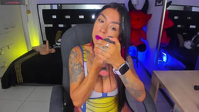 Snapshot of Kadarah chatting on November 30, 2:07 pm Kadarah online show from November 30, 2:07 pm