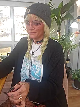 Snapshot of anyalikestosuck chatting on December 16, 6:12 pm anyalikestosuck online show from December 16, 6:12 pm