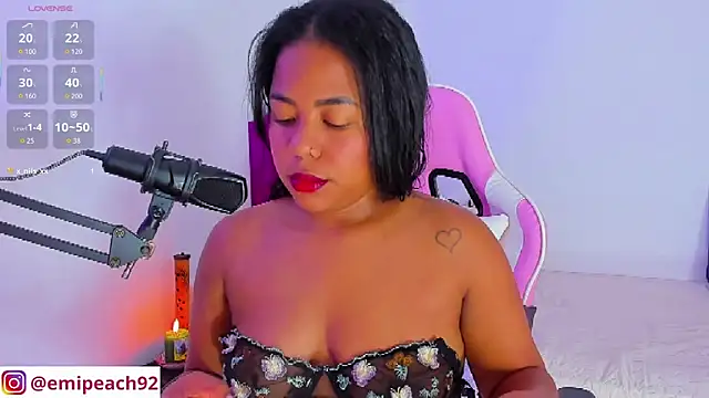 Snapshot of samanthaabloom chatting on November 26, 12:32 am samanthaabloom online show from November 26, 12:32 am