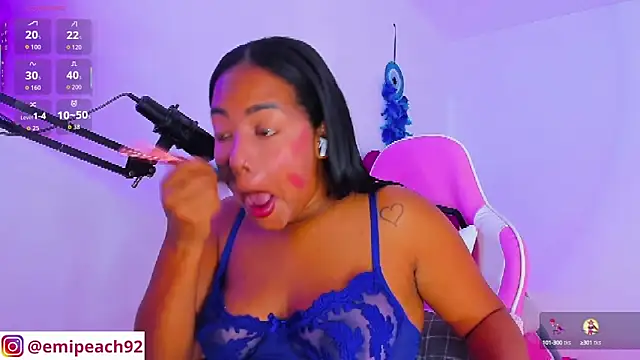 Snapshot of samanthaabloom chatting on October 28, 12:22 am samanthaabloom online show from October 28, 12:22 am