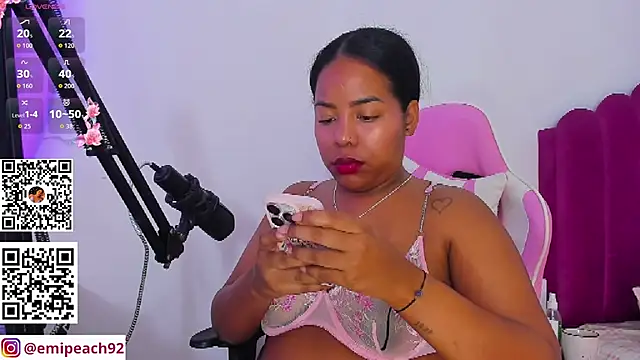 Snapshot of samanthaabloom chatting on June 3, 2:01 am samanthaabloom online show from June 3, 2:01 am