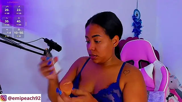 Snapshot of samanthaabloom chatting on November 5, 12:36 am samanthaabloom online show from November 5, 12:36 am