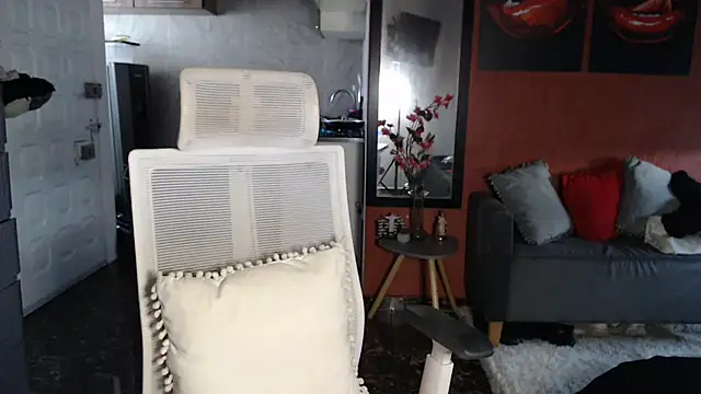 allifit01 online show from February 6, 9:00 pm