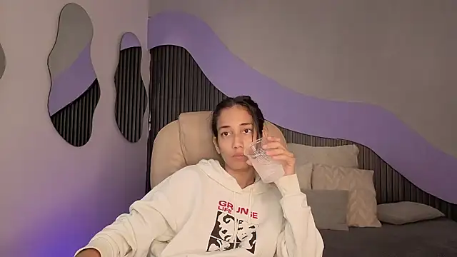 hot little bunny online show from March 2, 10:17 pm