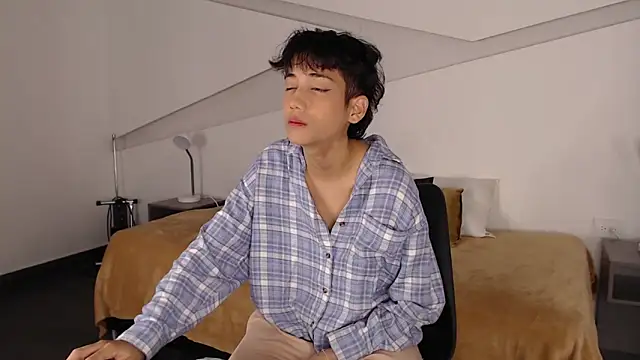 Snapshot of hot_little_bunny chatting on February 5, 9:29 pm hot little bunny online show from February 5, 9:29 pm