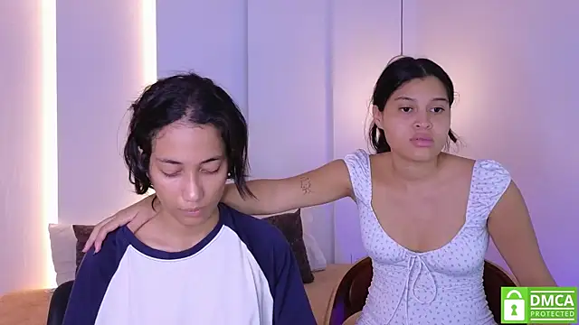 Snapshot of hot_little_bunny chatting on October 31, 9:00 pm hot little bunny online show from October 31, 9:00 pm