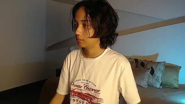Snapshot of hot_little_bunny chatting on October 3, 9:27 pm hot little bunny online show from October 3, 9:27 pm