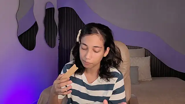 hot little bunny online show from April 8, 9:38 pm