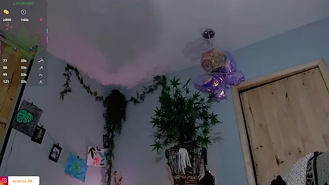 Snapshot of VickyJackson_ chatting on October 6, 6:52 pm VickyJackson online show from October 6, 6:52 pm