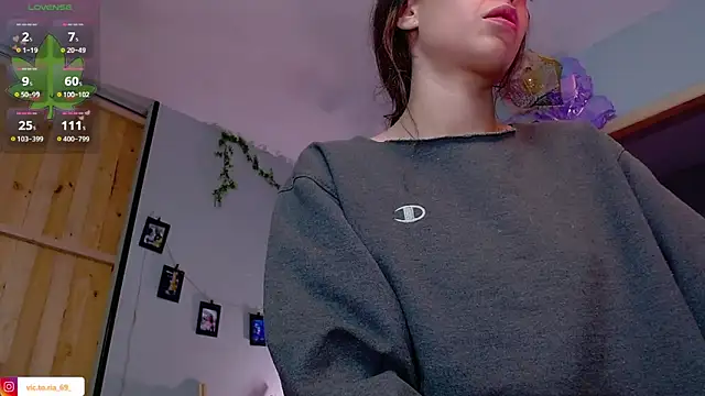 VickyJackson  online show from December 17, 5:18 pm