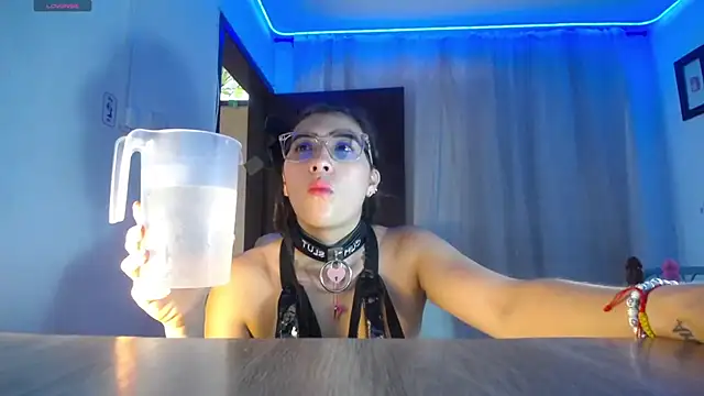 DaMikaela  online show from November 6, 6:45 pm