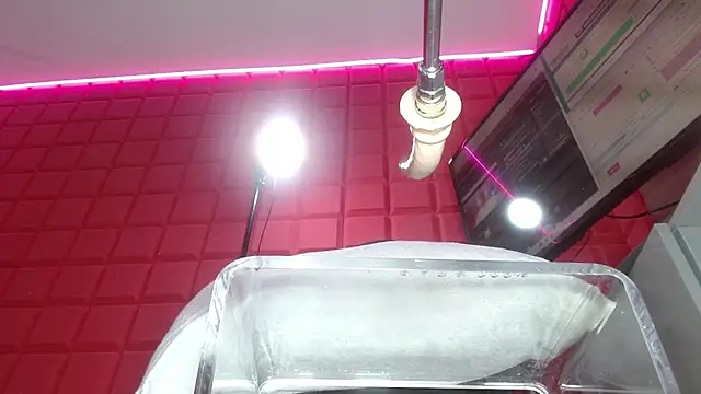 sammyEvans   online show from February 4, 11:00 pm