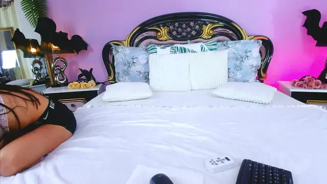 Snapshot of MyaJenson chatting on October 28, 5:18 am MyaJenson online show from October 28, 5:18 am