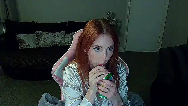 Snapshot of Red_firesquirt chatting on October 30, 9:11 pm Red firesquirt online show from October 30, 9:11 pm