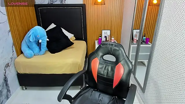 LORENADAVIES online show from November 8, 12:42 pm