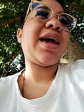 Snapshot of Yelly chatting on July 30, 1:10 pm Yelly online show from July 30, 1:10 pm