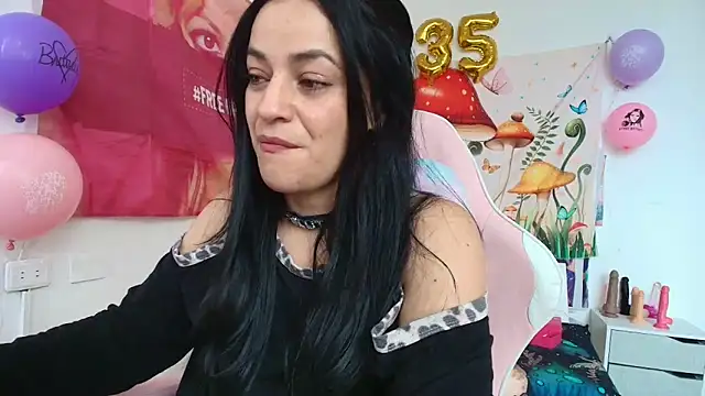 Snapshot of LovelyAzucena chatting on May 6, 3:05 pm LovelyAzucena online show from May 6, 3:05 pm