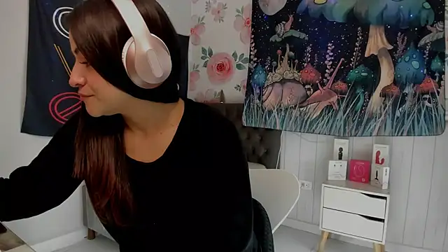 LovelyAzucena online show from December 18, 1:48 pm