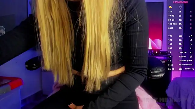 Snapshot of TiffanyBela chatting on March 22, 2:37 am TiffanyBela online show from March 22, 2:37 am