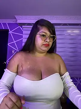 Snapshot of MiiaaJoness chatting on October 6, 3:35 pm MiiaaJoness online show from October 6, 3:35 pm