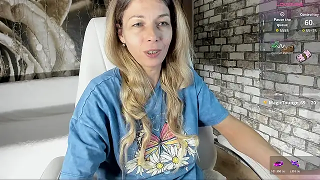 Snapshot of Eva_Melow chatting on October 27, 10:11 pm Eva Melow online show from October 27, 10:11 pm