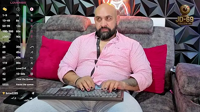 Snapshot of JD-69 chatting on October 7, 7:48 pm JD-69 online show from October 7, 7:48 pm